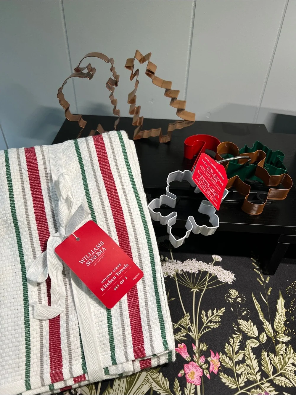 BNWT Williams Sonoma Holiday Stripe Kitchen Towels & Holiday Cook Cutter Set